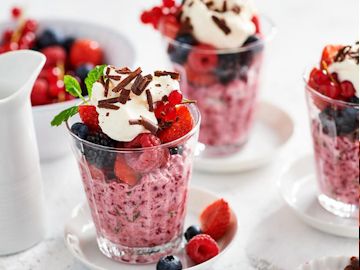 rood fruit coupe met witte chocoladeroom